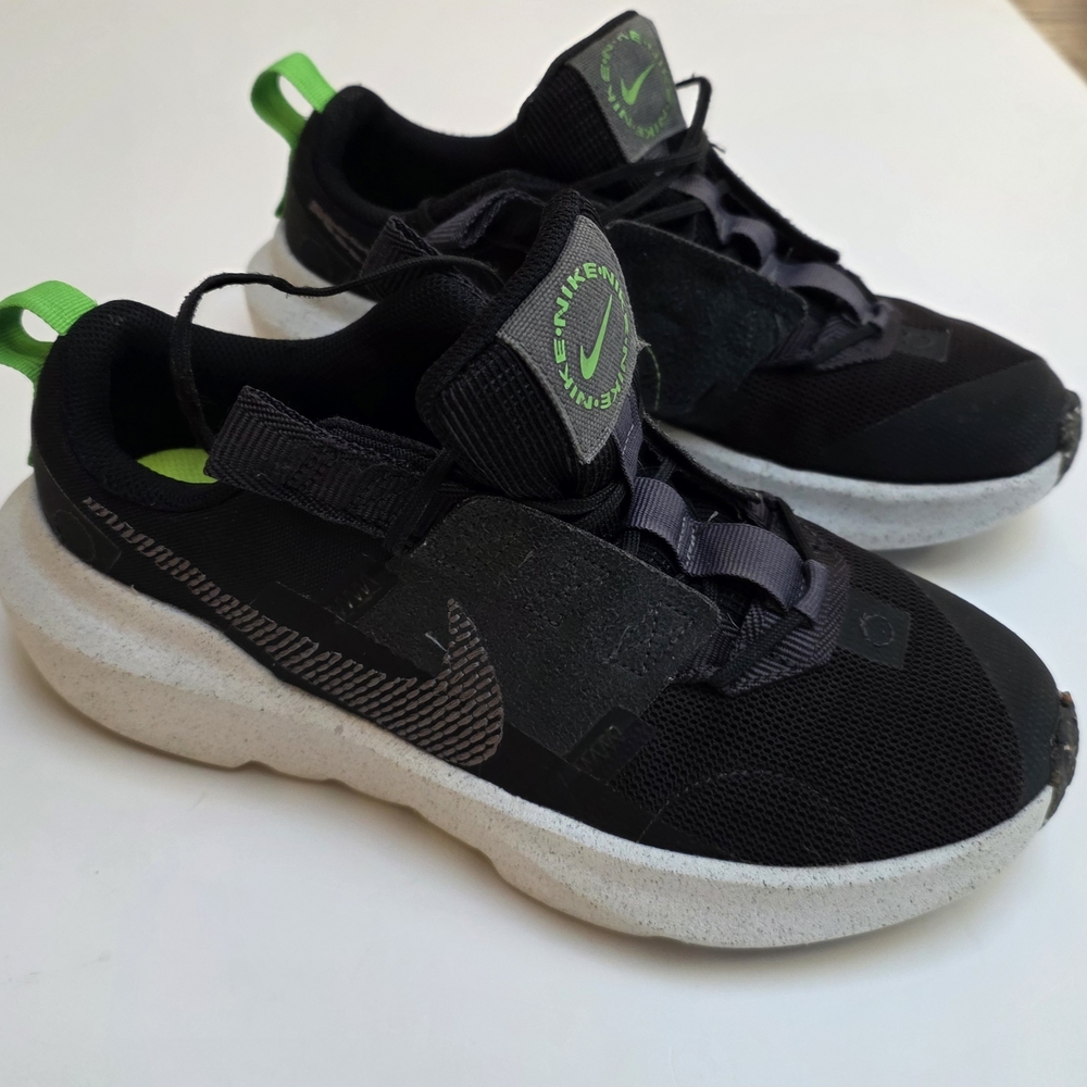 Boys Nike Kids Black and Green Sneakers / Size 5